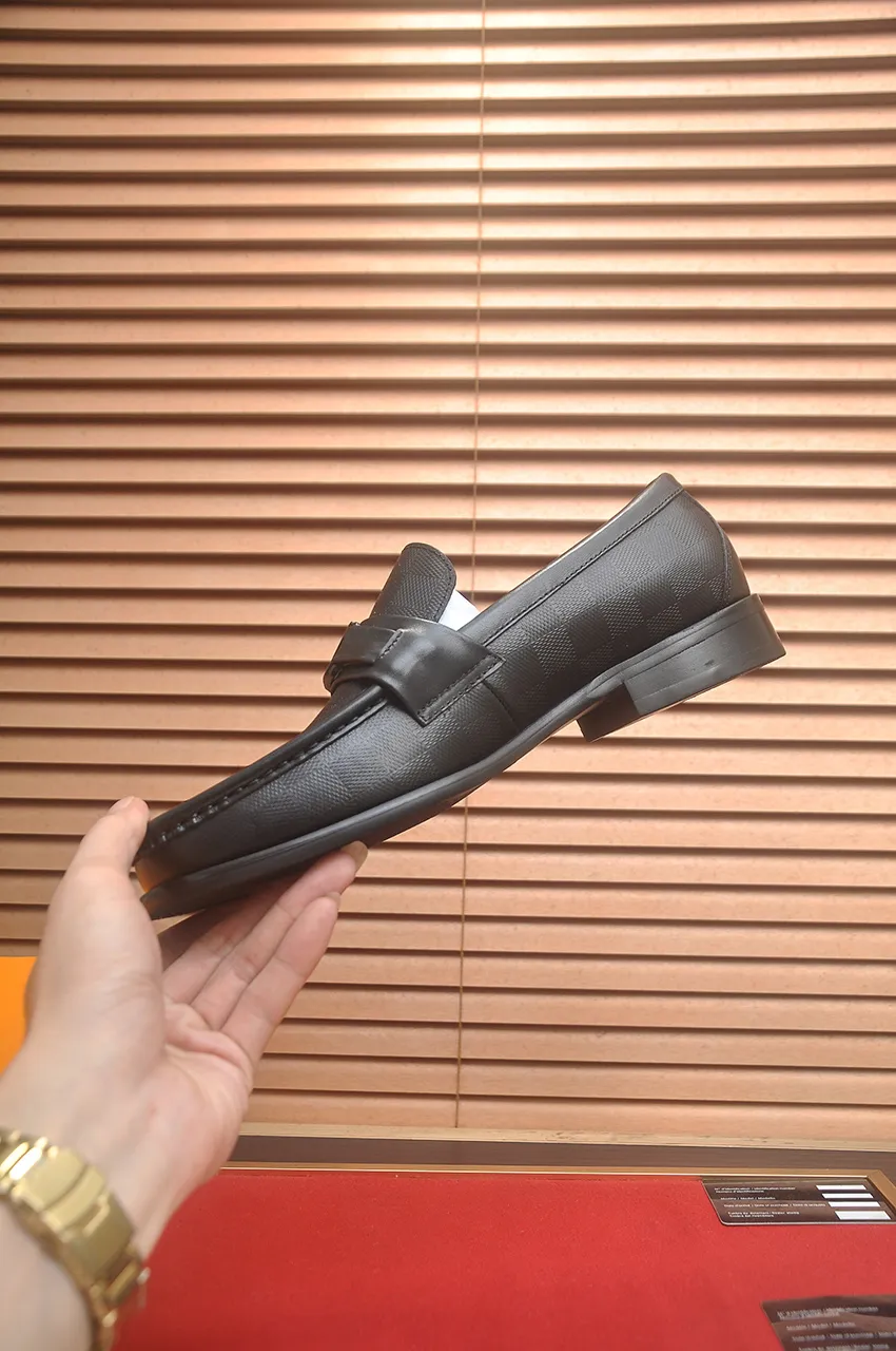 Men's men's shoes 💰540💶 [LV] (original single cowhide lining) 🍀LV's latest genuine leather business suit shoes are launched simultaneously on the official website. The first-layer cowhide imported from Italy is made of heavy gold, 💥official website 1:1 rubber outsole. Versatile to wear, high-end without losing class, and the color combination is extraordinary. This four-season style is alluring when worn on your feet, showing off your big-name flair. Standard code 39-45 (45 customized)